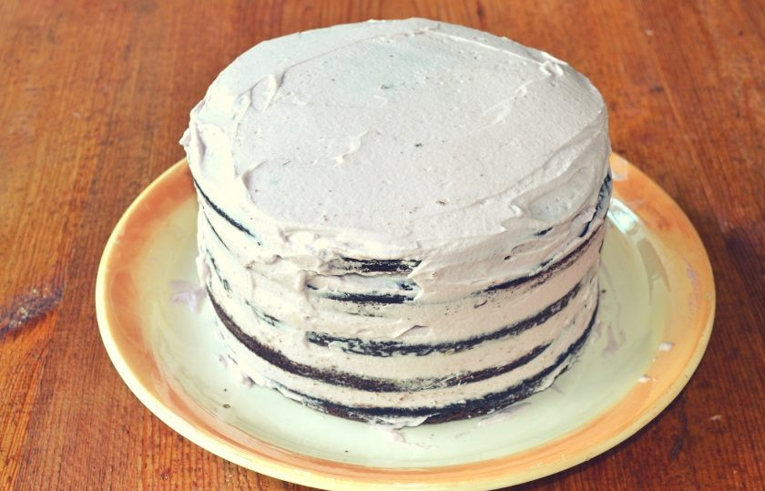 1. Этап. Торт Темный Ларри: Выравниваем и отправляем торт в холодильник.