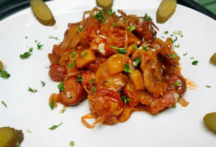 1. Этап. Бигус с грибами: В конце остается только разложить блюдо по тарелочкам, посыпать его свежей зеленью и измельченным чесноком и подать к столу. Приятного аппетита!