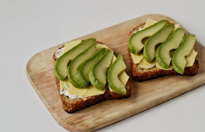 1. Этап. Бутерброды с сыром и авокадо: Выложите ломтики авокадо на бутерброд. Сбрызните лимонным соком, посолите и поперчите.