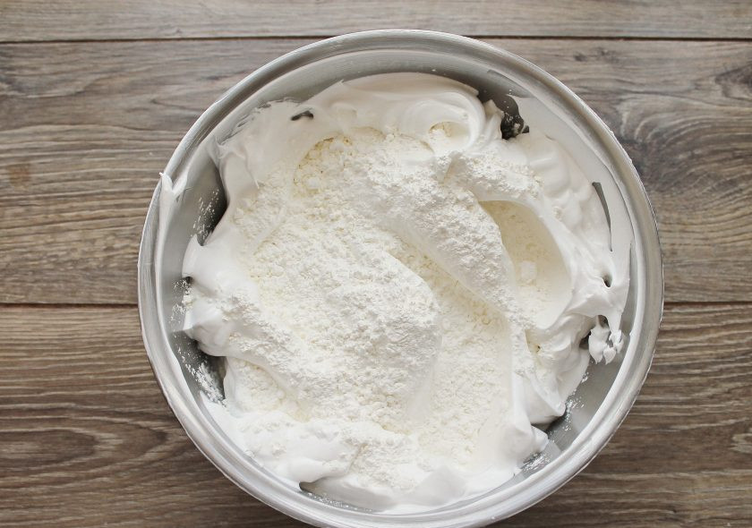 1. Этап. Меренговый рулет с клубникой: Всыпьте в белки кукурузный крахмал и аккуратно перемешайте до однородности снизу вверх.