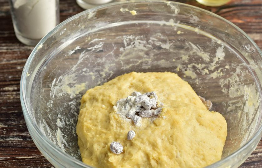 1. Этап. Заварная баба: Добавьте изюм, который обваляйте в муке.