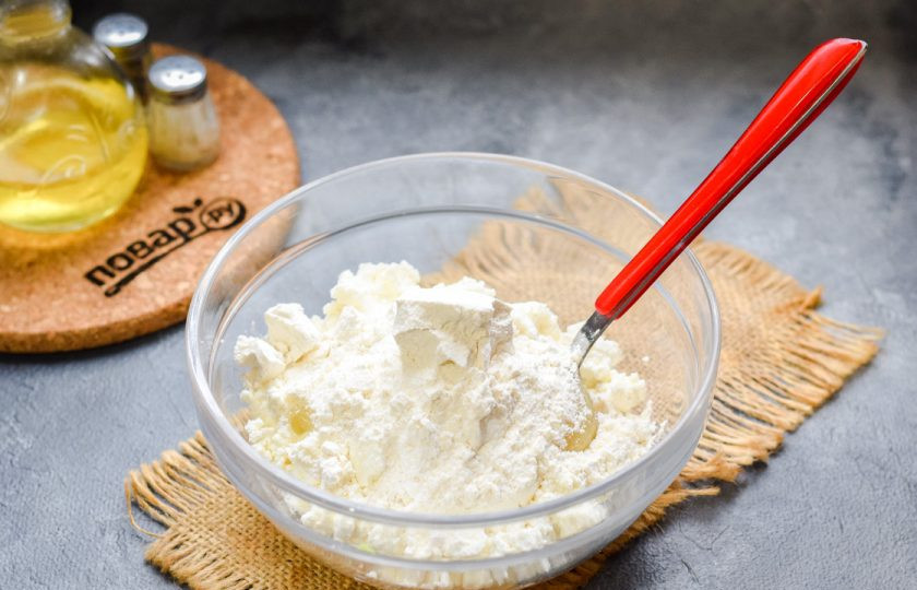 1. Этап. Сырники с маскарпоне: Всыпьте 1-2 столовые ложки пшеничной муки.