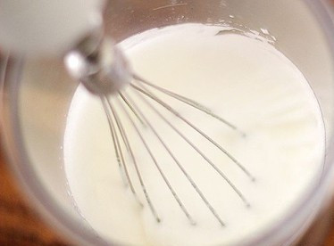 1. Этап. Завтрак Бенедикт: Взбиваем белки до плотных пиков, добавляем к ним небольшими порциями, не прекращая взбивать, смесь желтков и масла.