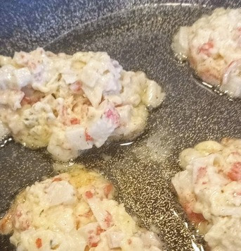 1. Этап. Оладьи с крабовыми палочками: На сковороде разогреть растительное масло и с помощью столовой ложки выложить смесь для оладий.