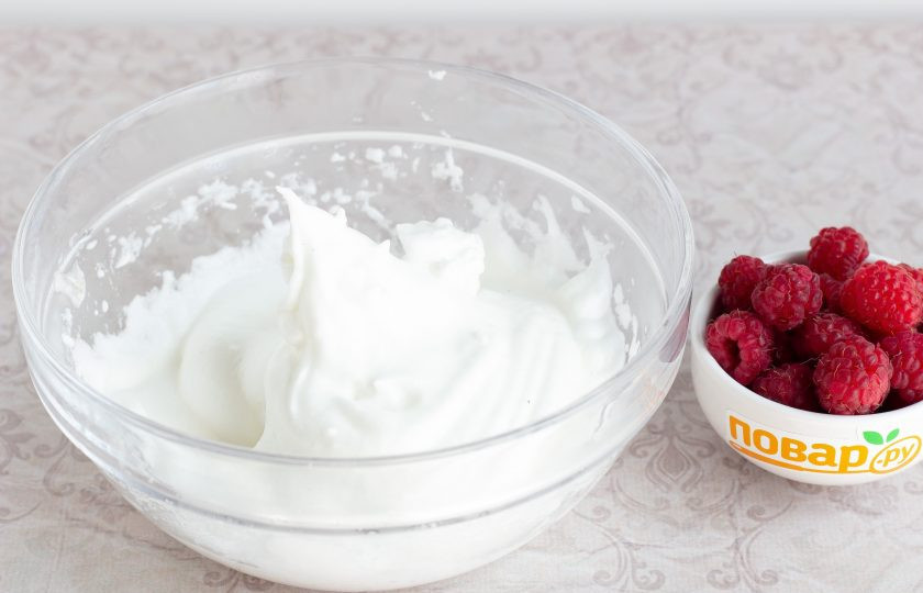 1. Этап. Меренги с малиновым соусом: Из воды и сахарной пудры сварите сироп. Буквально 1-2 минуты на медленном огне, постоянно помешивая. Он должен быть тягучим. И сразу же влейте в белки (сироп быстро засыхает), взбейте массу.