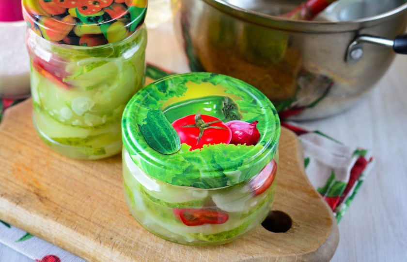 1. Этап. Салат из огурцов с перцем и луком на зиму: Закатайте крышками, накройте теплым одеялом. Из такой порции получается 0,8 литра готового салата.