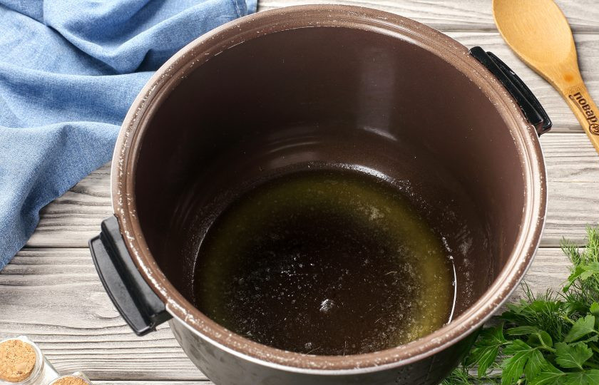 1. Этап. Сливочный соус в мультиварке: Установите чашу мультиварки на режим 