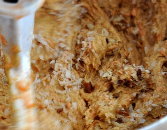 1. Этап. Морковный торт простой: 4. Продолжая взбивать, добавьте в тесто морковь и сухие ингредиенты.