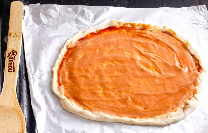 1. Этап. Пицца Мужская: Смажьте тесто кетчупом и майонезом. Мужчины обожают смешивать эти два соуса.