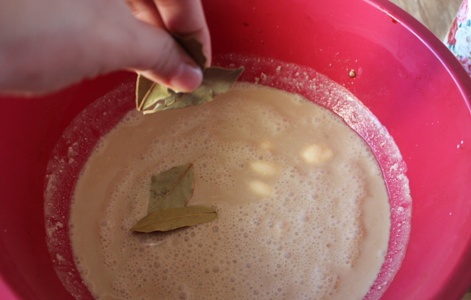 1. Этап. Курица в молочно-чесночном соусе: 5. Все тщательно перемешать. Добавить промытый и просушенный лавровый лист.