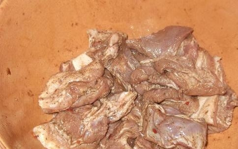 1. Этап. Грудинка свиная тушеная: Нарезать кубиками грудинку. Залить её бальзамиком и лимонным соком. Посыпать мускатным орехом и перцем. Хорошо перемешать и оставить мариноваться в холодильник на 1 час.