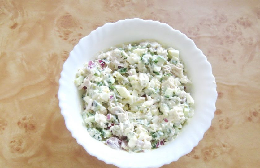 1. Этап. Салат из курицы с рисом: Посолите салат по вкусу и перемешайте.