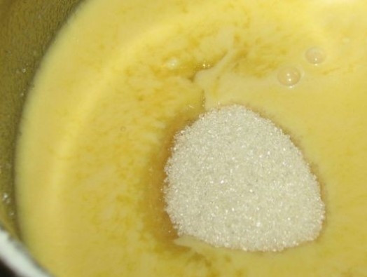 1. Этап. Дрожжевой пирог с вишней: В теплом молоке разводим дрожжи, добавляем сахар, ванилин, соль, яйца и просеянную муку. Хорошо перемешиваем до однородности, добавляем теплое сливочное масло и отправляем в теплое место на часа 2.