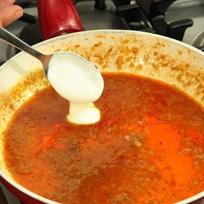 1. Этап. Баранина тушеная в соусе: Тушеную баранину извлекаем из сковороды. В сковороду добавляем сметану, варим соус 5 минут на среднем огне.