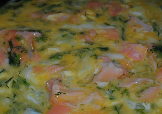 1. Этап. Яичница с семгой: Жарим яичницу на медленном огне, постоянно помешивая ее деревянной лопаткой.