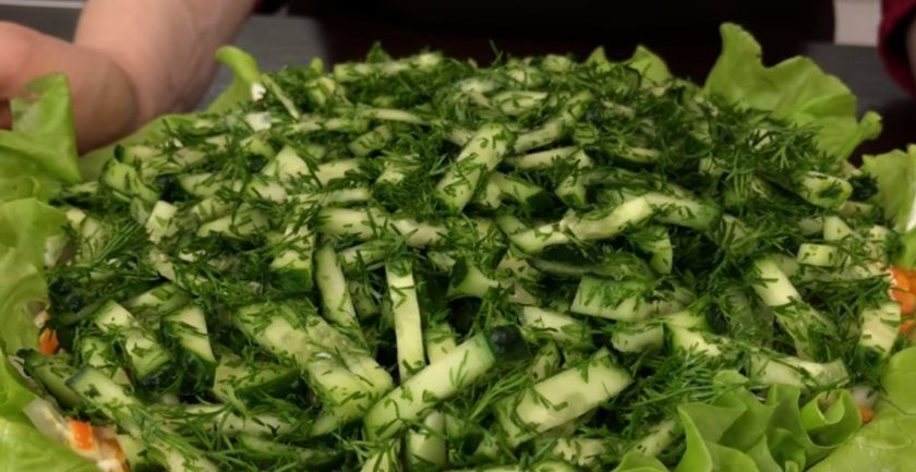 1. Этап. Салат Норвежский роман: 5. Последним слоем выложите огурец с укропом. Отправьте салат в холодильник на 1 час, после чего подсолите последний слой и подавайте. Приятного аппетита!