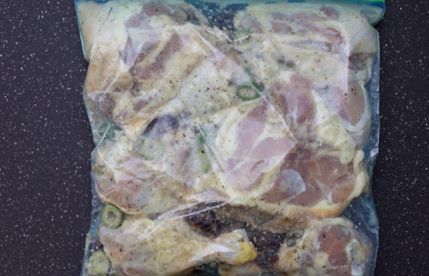 1. Этап. Курица по-неаполитански: Смешайте лук, чеснок, орегано, соль, перец и оливковое масло до получения однородной массы. Потом добавьте красный винный уксус, курицу, черснослив, оливки, каперсы и лавровый лист. Перемешайте всё. Накройте. Оставьте мариноваться на 4 часа.