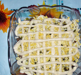 1. Этап. Салат с печенью Ермак: 5. Смазать небольшим количеством майонеза и плотно прижать ложкой, чтобы салат с печенью 