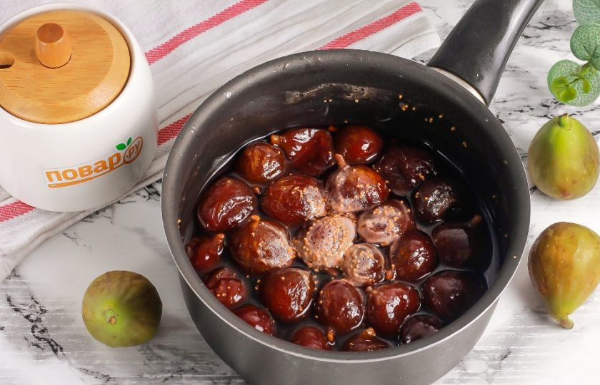 1. Этап. Консервированный инжир: Затем еще раз прогрейте содержимое емкости, снова проварите 5-7 минут и выключите нагрев. Остудите примерно 1-2 часа. За это время плоды будут впитывать сладкий сироп в себя.