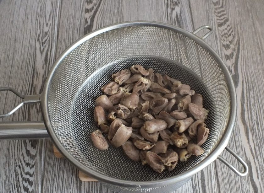 1. Этап. Куриные сердечки по-корейски: Откиньте на дуршлаг, чтобы стек бульон.