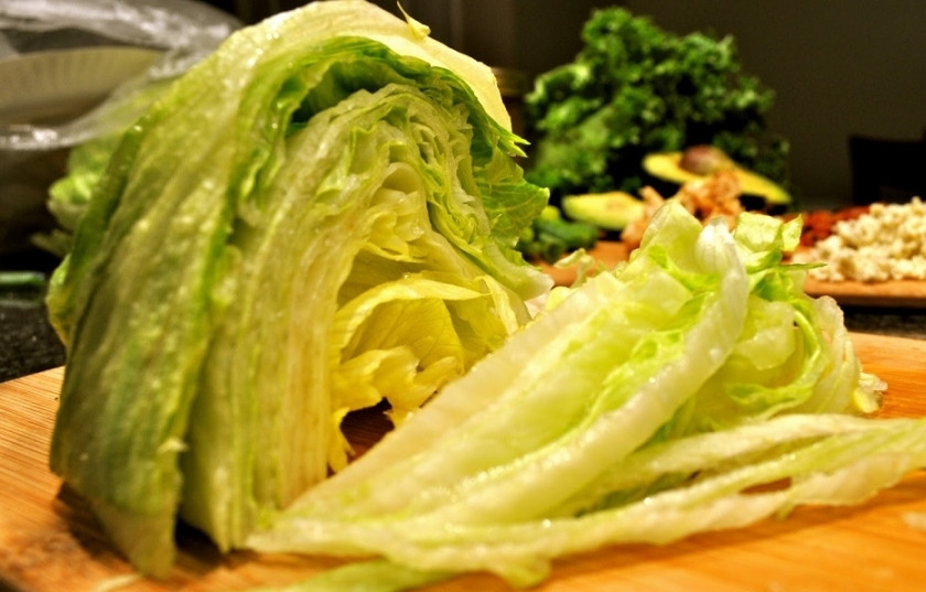 1. Этап. Салат Любимый: 3. Мелко нарежьте салат Айсберг. Не забудьте оборвать верхние листья и промыть.