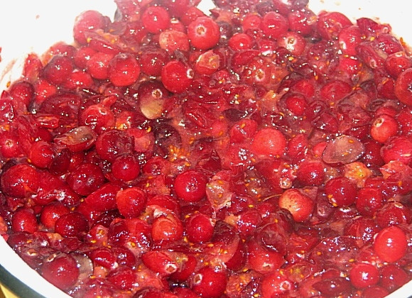 1. Этап. Настойка на самогоне: 1. Ягоды клюквы перебираем, для приготовления нужны только спелые, иначе настойка получится кислой. Промытые ягоды откидываем на сито, после чего перекладываем в миску и немного разминаем.