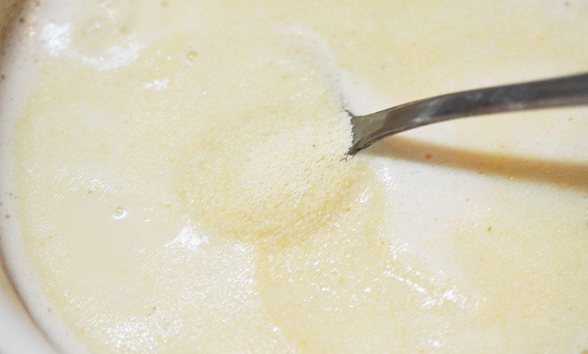 1. Этап. Блины манные: 1. В кипящее молоко добавьте масло, сахар, манную крупу и сварите манку около 5 минут. Остудите.