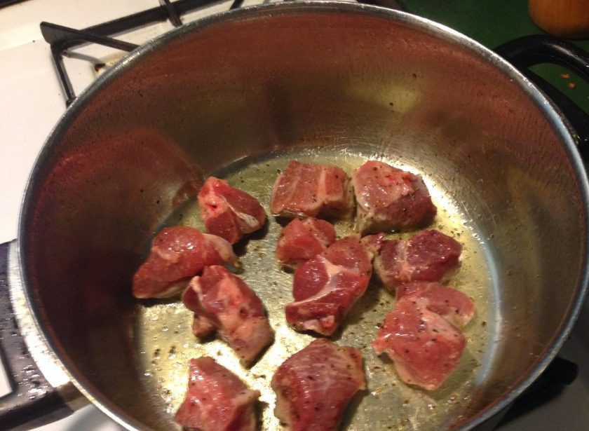 1. Этап. Свинина, тушенная с зеленой фасолью: На растительном масле обжарьте мясо до золотистой корочки.