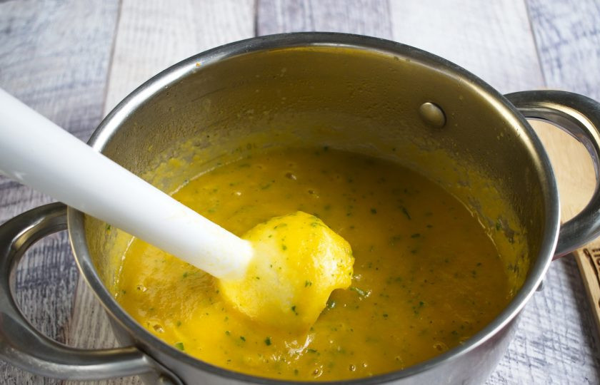 1. Этап. Тыквенный суп: 4. Пробейте суп с помощью блендера до состояния пюре. Отрегулируйте густоту супа по своему вкусу, долейте бульон. Добавьте кумин, белый перец, сушенный чеснок. Доведите до кипения, готовьте в течение 2-х минут, снимите с огня.