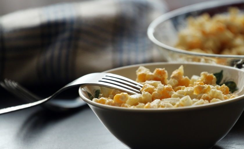 1. Этап. Салат из яиц и кукурузы: 6. Салат настаиваю пару минут, а затем подаю к столу.