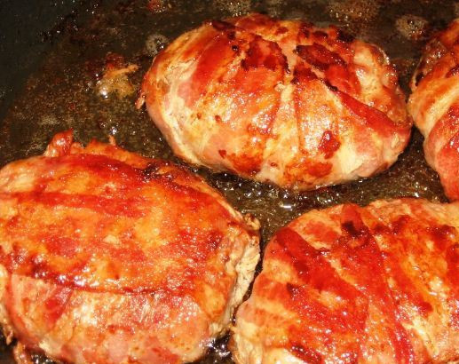 1. Этап. Второе из говядины: Смажьте котлетки растительным маслом и обжарьте с двух сторон на сковороде. Жарить 7-10 минут.