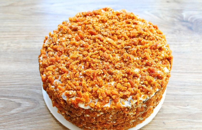 1. Этап. Янтарный торт: Обмажьте кремом бока и верх торта. Превратите в крошку оставшуюся курагу и орехи, украсьте ими верх и бока. Уберите в холодильник на 2-3 часа, для пропитки.