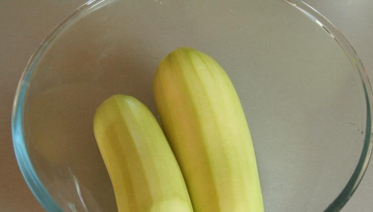 1. Этап. Кабачковые оладьи сладкие: Кабачки вымойте, обсушите бумажными полотенцами и очистите от кожуры. Выбирайте молодые плоды, в которых еще нет семян.