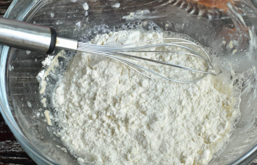 1. Этап. Дрожжевой пирог с красной рыбой: Добавьте муку высшего сорта.