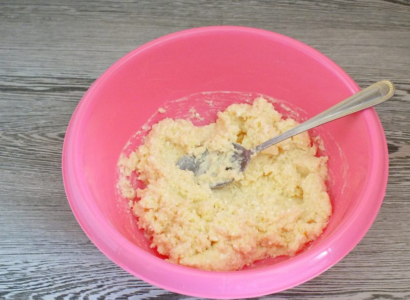 1. Этап. Саксонские творожники: Тщательно перемешайте.