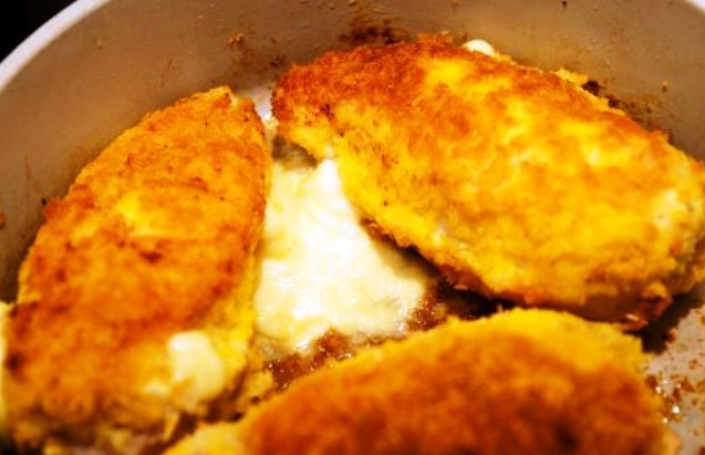 1. Этап. Куриная грудка с сыром: Обжарьте на сковороде до румяной корочки (3-5 минут). Затем выложите их на противень и запеките в духовке в течение 20 минут при 200 градусах. На стол можно подать с рисом, овощами и свежей зеленью.