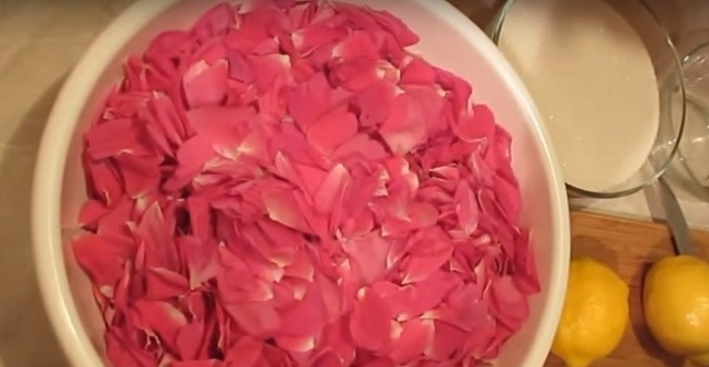 1. Этап. Варенье из розовых лепестков с лимонным соком: Подготовьте ингредиенты. Лепестки промойте и обсушите.