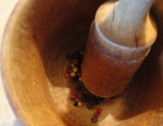 1. Этап. Отбивные из куриных сердечек: 3. Перец лучше использовать свежемолотый, тогда блюдо будет более ароматным. К тому же, в ступку можно добавить также соль, сразу соединив ее с перцем.