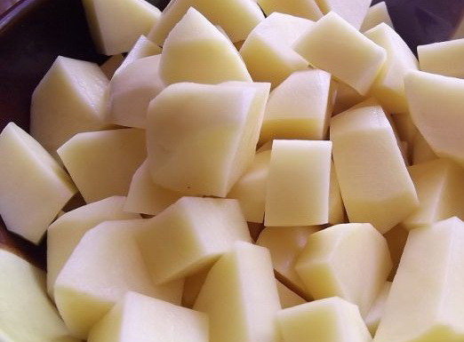 1. Этап. Кислые щи в мультиварке: Тем временем очищаем картофель и нарезаем его кубиками.