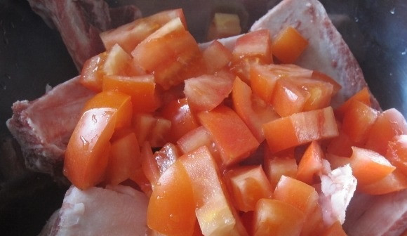 1. Этап. Ребрышки с овощами в мультиварке: 2. Помидоры вымыть, также обсушить и нарезать небольшими кубиками. Отлично дополнит блюдо сладкий перец или тертая морковь, например.