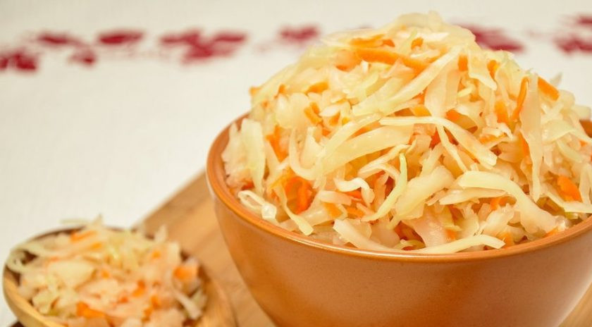 1. Этап. Закваска капусты: Когда рассол посветлеет, капуста будет готова! Переложите её в чистую банку, залив рассолом. Держите закуску в холодильнике. Приятного аппетита!