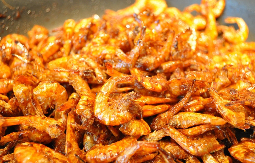 1. Этап. Cушеные креветки: Потом еще убавьте огонь до маленького и полейте соевым соусом, который вы приготовили ранее, перемешайте хорошенько, готовьте еще три минуты. Финальный этап: полейте кленовым или рисовым сладким сиропом, прибавьте огонь до среднего и жарьте, пока креветки не подрумянятся.