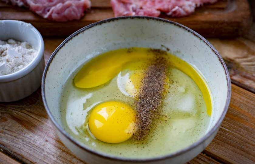 1. Этап. Отбивные с болгарским перцем: В отдельную миску вбейте яйца, добавьте соль, перец молотый, перемешайте все венчиком.