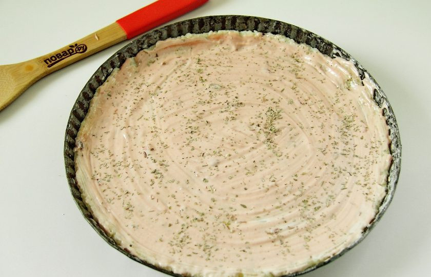 1. Этап. Картофельное тесто для пиццы: Смажьте тесто соусом из кетчупа и майонеза. Посыпьте по желанию соус любимыми специями, у меня орегано.