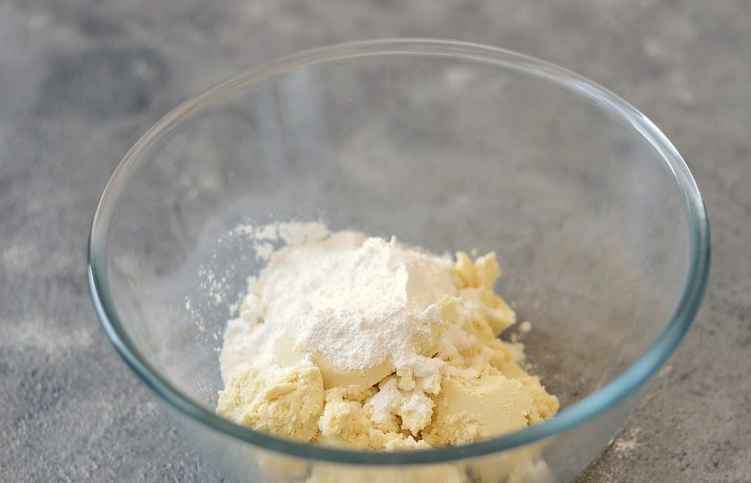 1. Этап. Морковный торт с грушей: Для крема взбейте творожный сыр с сахарной пудрой на средней скорости.