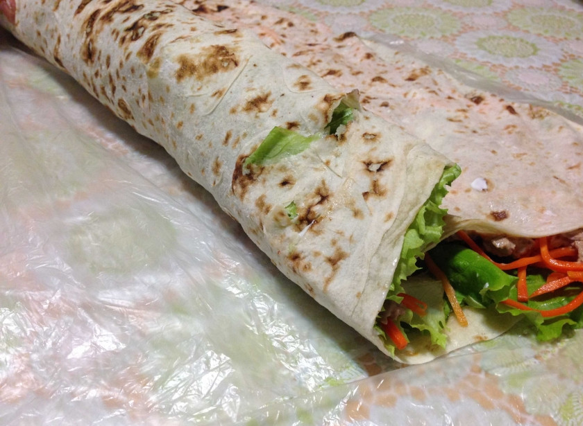 1. Этап. Рулет из лаваша с корейской морковкой: Накройте другой половиной лаваш. И сверните в рулет.