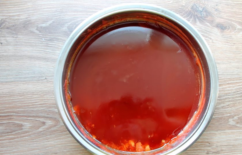 1. Этап. Варенье из калины без косточек: Поставьте таз с калиной на медленный огонь и доведите до кипения. Варите в течение 15 минут, перемешивая и удаляя пену. Снимите с огня и разложите в стерилизованные, сухие банки и закройте крышками. Переверните вверх дном и оставьте до остывания.