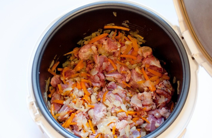 1. Этап. Баранина с рисом в мультиварке: Теперь наливаем в чашу мультиварки оливковое масло и включаем режим 