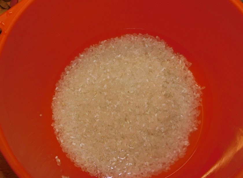 1. Этап. Рис с яблоками: Рис промойте и добавьте в горячее молоко. Доведите до кипения и варите на маленьком огне до готовности риса минут 20.