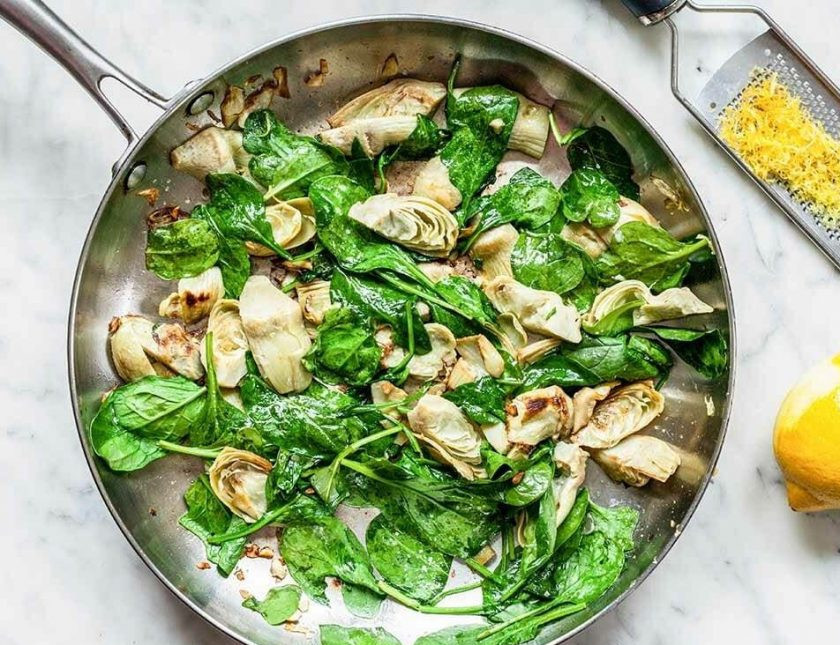 1. Этап. Паста с артишоками и шпинатом: 3. Затем добавьте к ним шпинат, цедру лимона и лимонный сок. Обжарьте еще пару минут.